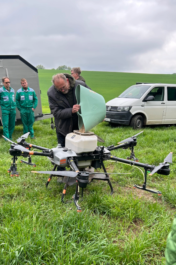 Drohnensaat von Untersaaten auf dem Feldtag der AG Wesenitztal (c)HumusKlimaNetz