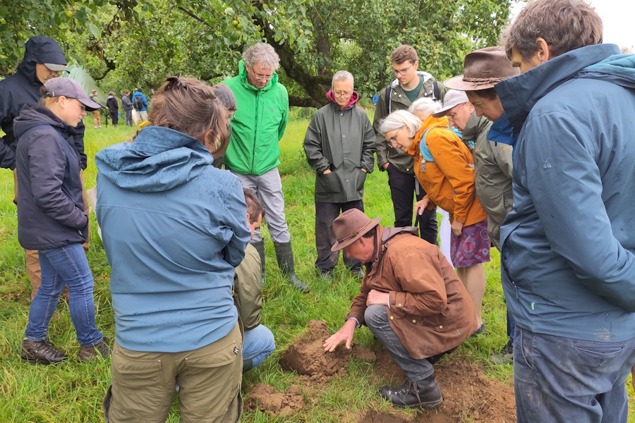 HumusKlimaNetz-Feldtag 2024 auf dem Demeterbetrieb Dottenfelderhof: Bodenansprache mit Professor Ulrich Köpke und Martin von Mackensen