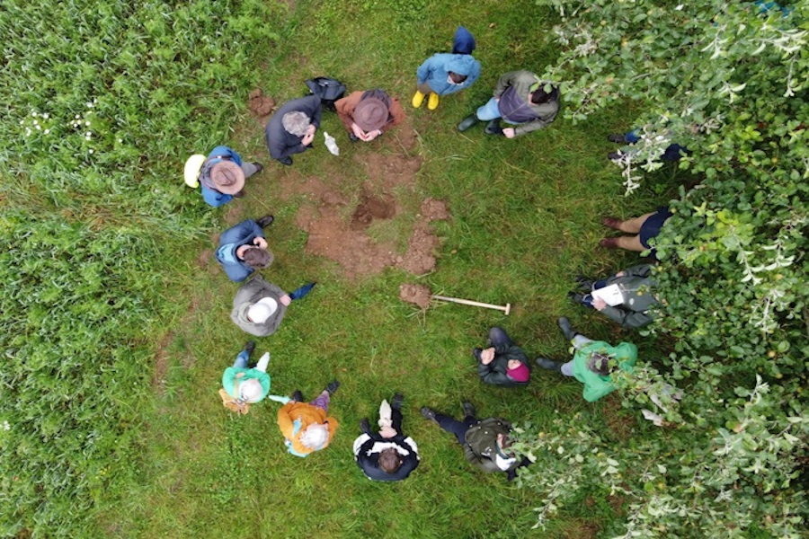 HumusKlimaNetz-Feldtag 2024 auf dem Dottenfelderhof: Bodenansprache mit Professor Ulrich Köpke und Martin von Mackensen