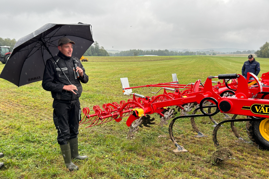 Feldtag Landwirtschaftlicher Betrieb Roch, Grubber Vorführung