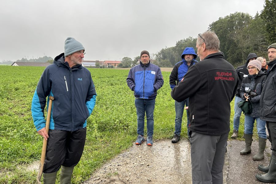 Praxisaustausch am Feld beim HumusKlimaNetz-Feldtag auf dem Biobetrieb der Familie Heinrich (Bayern)