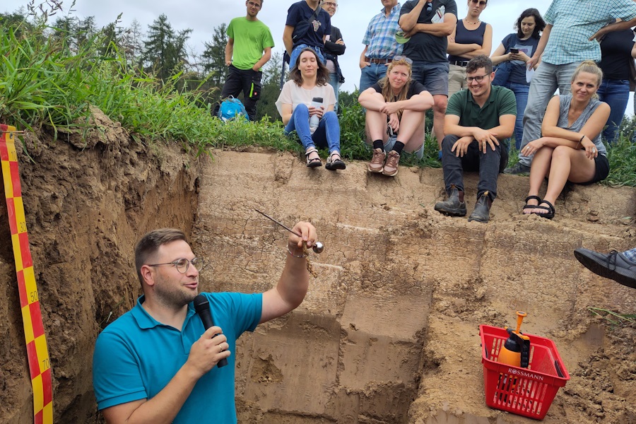 HumusKlimaNetz-Feldtag 2024 auf dem Demeterbetrieb Dottenfelderhof: Bodenansprache mit Professor Ulrich Köpke und Martin von Mackensen