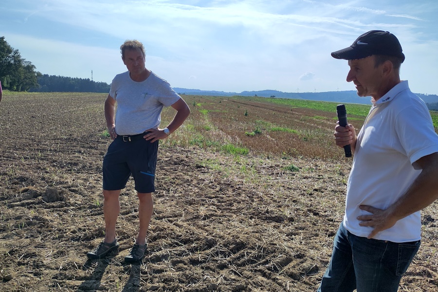 Professor Andreas Gattinger (rechts) zeigt gemeinsam mit Betriebsleiter Martin Allmenröder (links) die Fläche des BeeContour Versuches auf dem Roßbacher Hof.