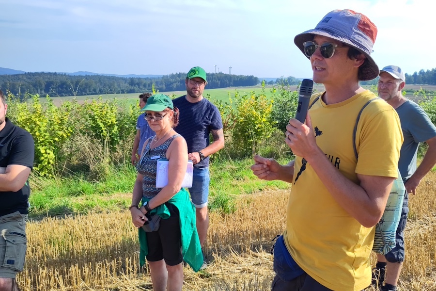 Dr. Philipp Weckenbrock, Justus-Liebig-Universität Gießen, erklärt die verschiedenen Vorteile der Heckeanlage auf dem Roßbacher Hof