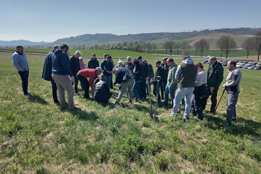 20250411_FT_Mitte_Berner (c)HumusKlimaNetz Besuchende auf dem HumusKlimaNetz-Feldtag Biohof Berner, im April 2025.