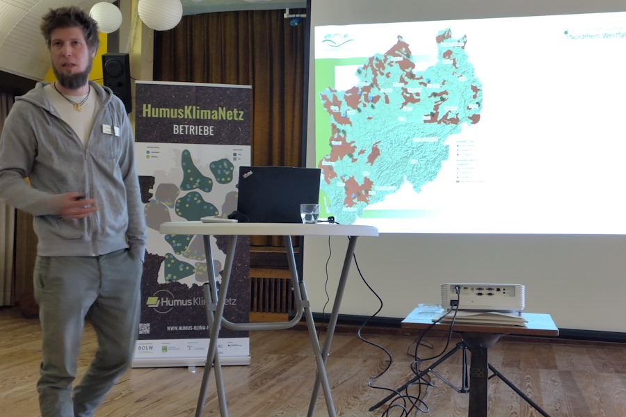 20250411_FT_Mitte_Berner (c)HumusKlimaNetz Pascal Gerbaulet, Landwirtschaftskammer Nordrhein-Westfalen, beim HumusKlimaNetz-Feldtag Biohof Berner, im April 2025.